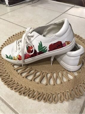 Kenneth Cole White Floral Embroidered Leather Sneakers 9.5